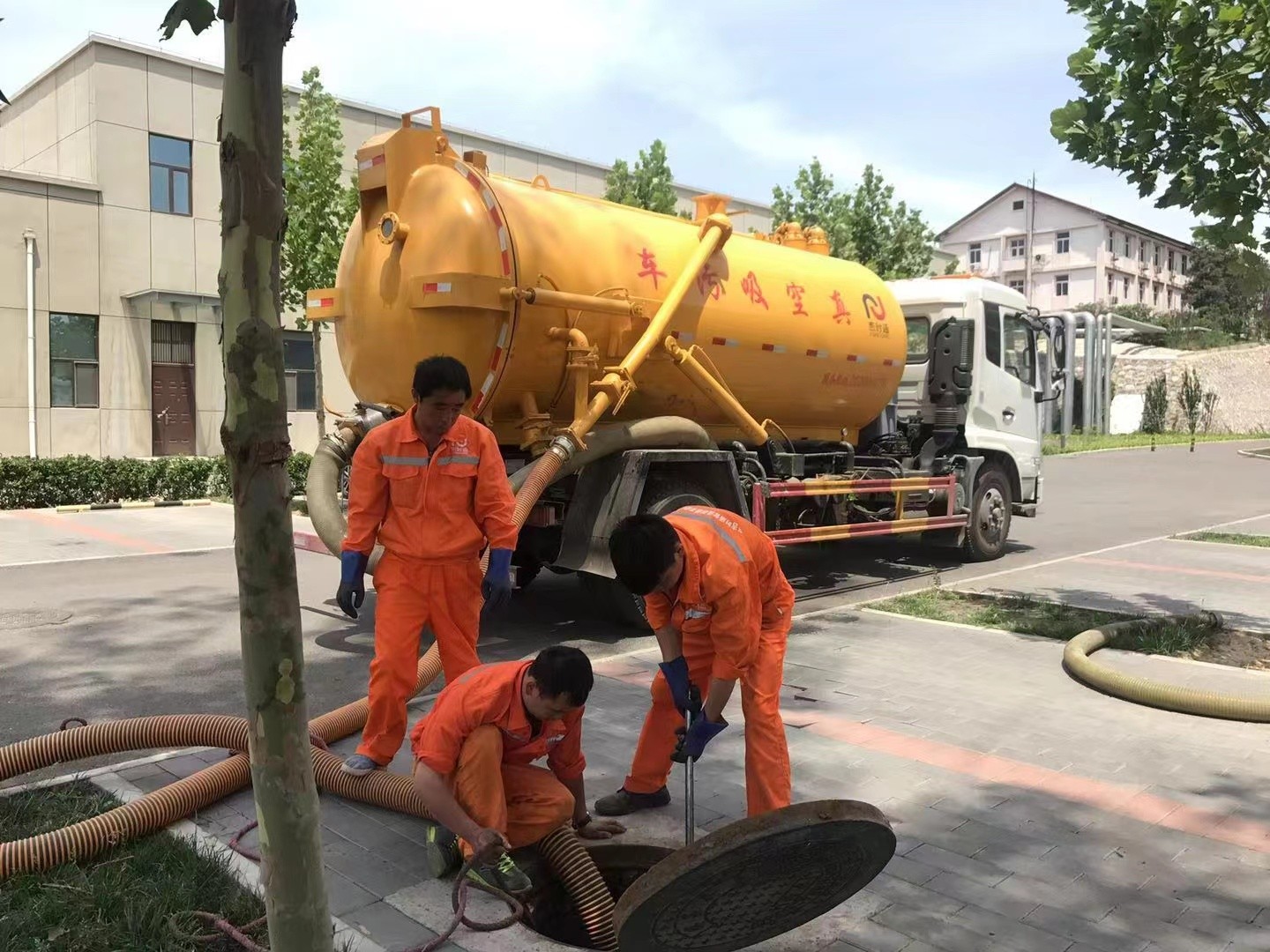 木垒管道疏通车停在窨井附近