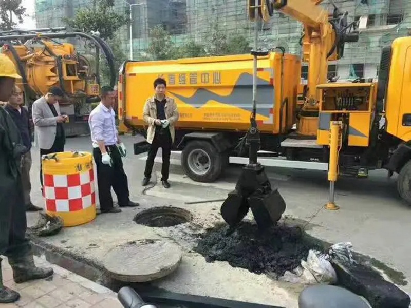 木垒街道：网格员化身“清道夫”，为民解忧疏通“堵心”化粪池