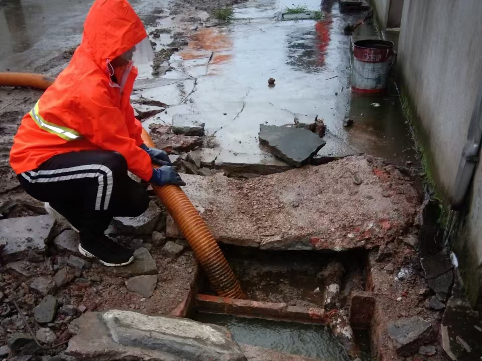 木垒专业清理污水池 炜誉市政以规范流程守护城市 “肠道”